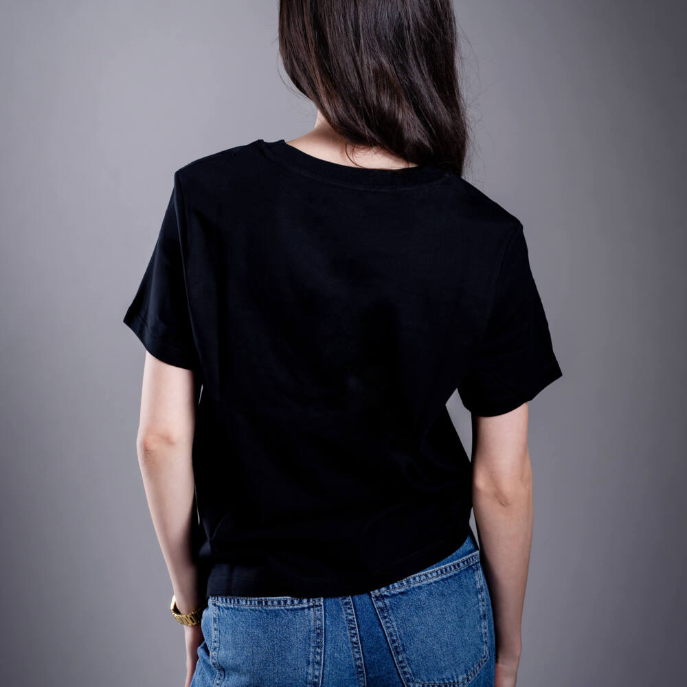 Kratom World Damen T-Shirt mit dem Motiv „damn bro, go buy KAVA KAVA” – originaler Merch für Kratom-Liebhaber und Fans der Marke Kratom World, stilvolles Streetwear-Design mit auffälligem Druck, bequemes T-Shirt für den täglichen Gebrauch, ideal für die Stadt, Events oder als Sammlerstück für die Kratom-Community, Rückseite-black