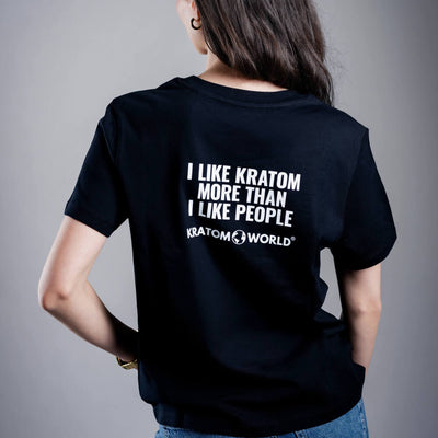Damen T-Shirt Kratom World mit dem Motiv „I like Kratom more than I like people.” – originaler Merch für Kratom-Liebhaber und Fans der Marke Kratom World, stilvolles Streetwear-Design mit auffälligem Druck, bequemes T-Shirt für den täglichen Gebrauch, ideal für die Stadt, Events oder als Sammlerstück für die Kratom-Community, Rückseite-black
