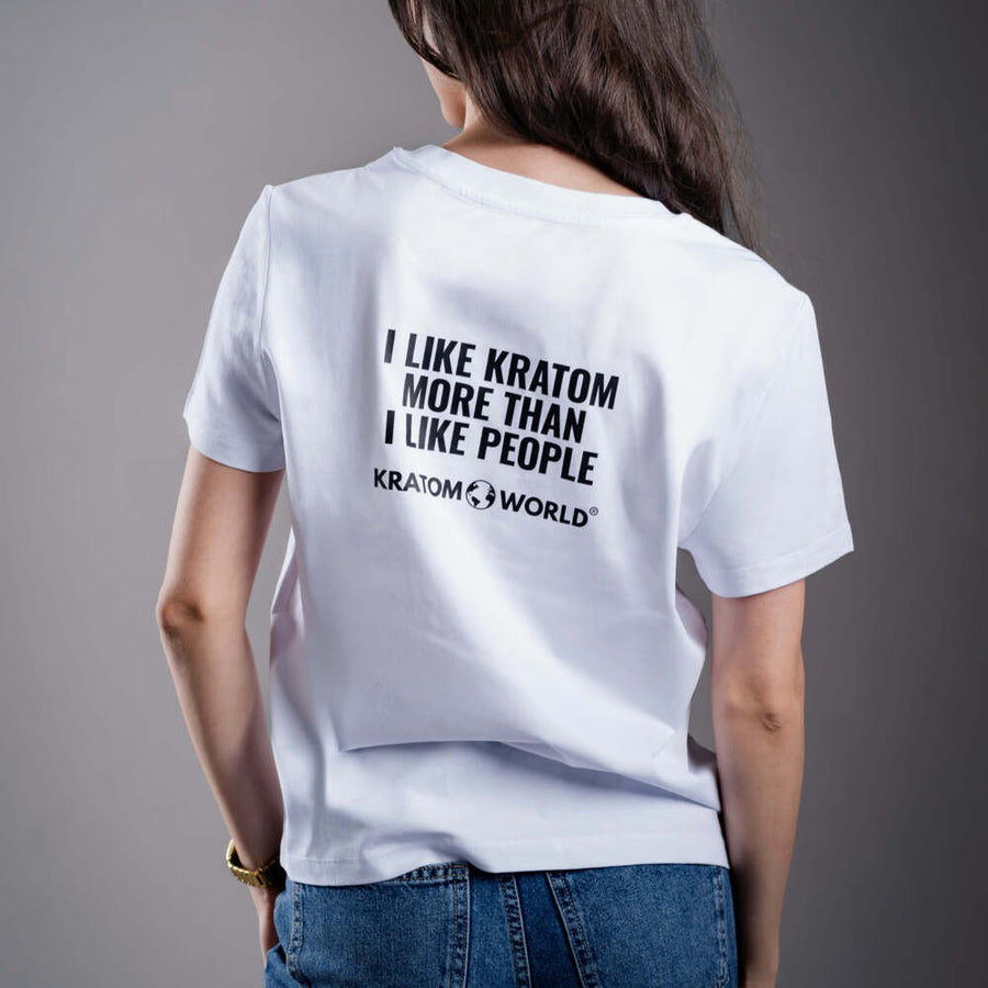 Damen T-Shirt Kratom World mit dem Motiv „I like Kratom more than I like people.” – originaler Merch für Kratom-Liebhaber und Fans der Marke Kratom World, stilvolles Streetwear-Design mit auffälligem Druck, bequemes T-Shirt für den täglichen Gebrauch, ideal für die Stadt, Events oder als Sammlerstück für die Kratom-Community, Rückseite