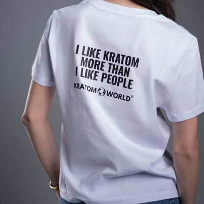Damen T-Shirt Kratom World mit dem Motiv „I like Kratom more than I like people.” – originaler Merch für Kratom-Liebhaber und Fans der Marke Kratom World, stilvolles Streetwear-Design mit auffälligem Druck, bequemes T-Shirt für den täglichen Gebrauch, ideal für die Stadt, Events oder als Sammlerstück für die Kratom-Community, Nahaufnahme