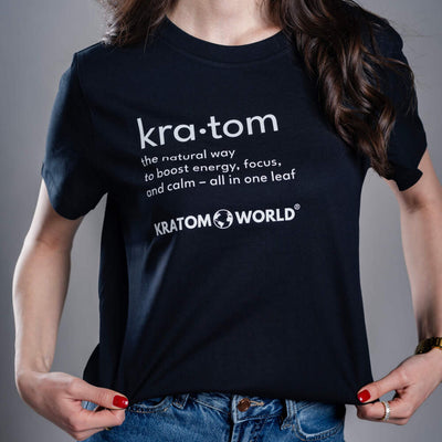 Damen T-Shirt Kratom World mit dem Motiv „Kratom – The Natural Way.” – originaler Merch für Kratom-Liebhaber und Fans der Marke Kratom World, stilvolles Streetwear-Design mit auffälligem Druck, bequemes T-Shirt für den täglichen Gebrauch, ideal für die Stadt, Events oder als Sammlerstück für die Kratom-Community, Logo-Detail-black
