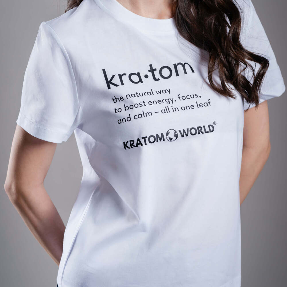 Damen T-Shirt Kratom World mit dem Motiv „Kratom – The Natural Way.” – originaler Merch für Kratom-Liebhaber und Fans der Marke Kratom World, stilvolles Streetwear-Design mit auffälligem Druck, bequemes T-Shirt für den täglichen Gebrauch, ideal für die Stadt, Events oder als Sammlerstück für die Kratom-Community, Logo-Detail