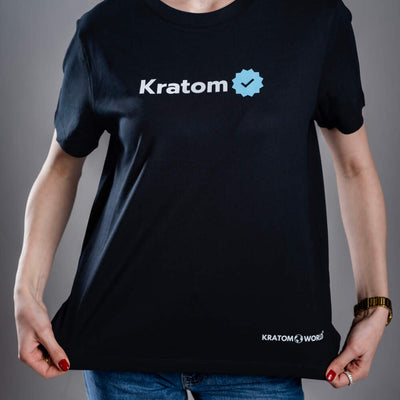Kratom World Damen T-Shirt mit dem Motiv „Kratom Verified“ – originaler Merch für Kratom-Liebhaber und Fans der Marke Kratom World, stilvolles Streetwear-Design mit auffälligem Druck, bequemes T-Shirt für den täglichen Gebrauch, ideal für die Stadt, Events oder als Sammlerstück für die Kratom-Community, Nahaufnahme-black