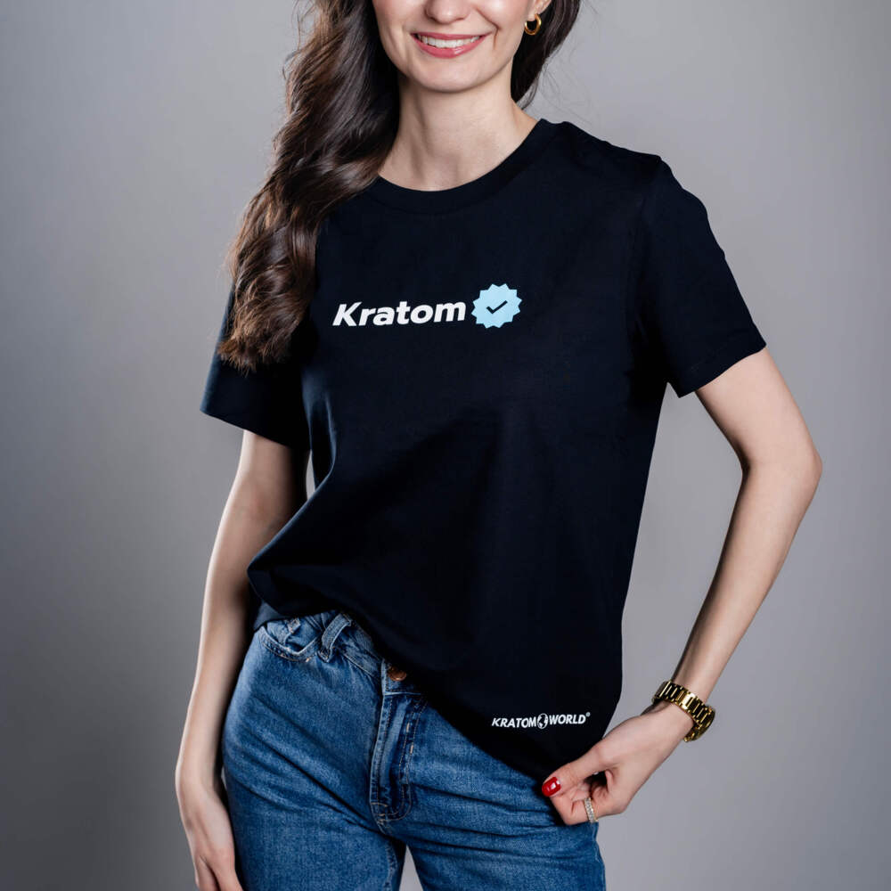 Kratom World Damen T-Shirt mit dem Motiv „Kratom Verified“ – originaler Merch für Kratom-Liebhaber und Fans der Marke Kratom World, stilvolles Streetwear-Design mit auffälligem Druck, bequemes T-Shirt für den täglichen Gebrauch, ideal für die Stadt, Events oder als Sammlerstück für die Kratom-Community, Logo-Detail-black