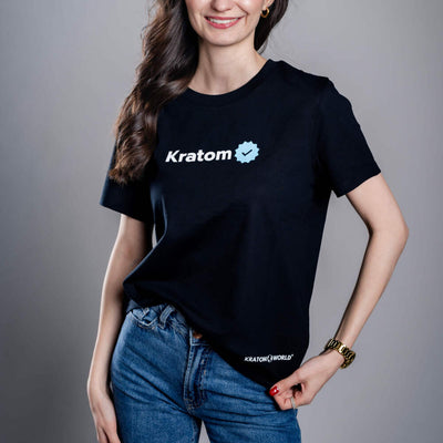 Kratom World Damen T-Shirt mit dem Motiv „Kratom Verified“ – originaler Merch für Kratom-Liebhaber und Fans der Marke Kratom World, stilvolles Streetwear-Design mit auffälligem Druck, bequemes T-Shirt für den täglichen Gebrauch, ideal für die Stadt, Events oder als Sammlerstück für die Kratom-Community, Logo-Detail-black