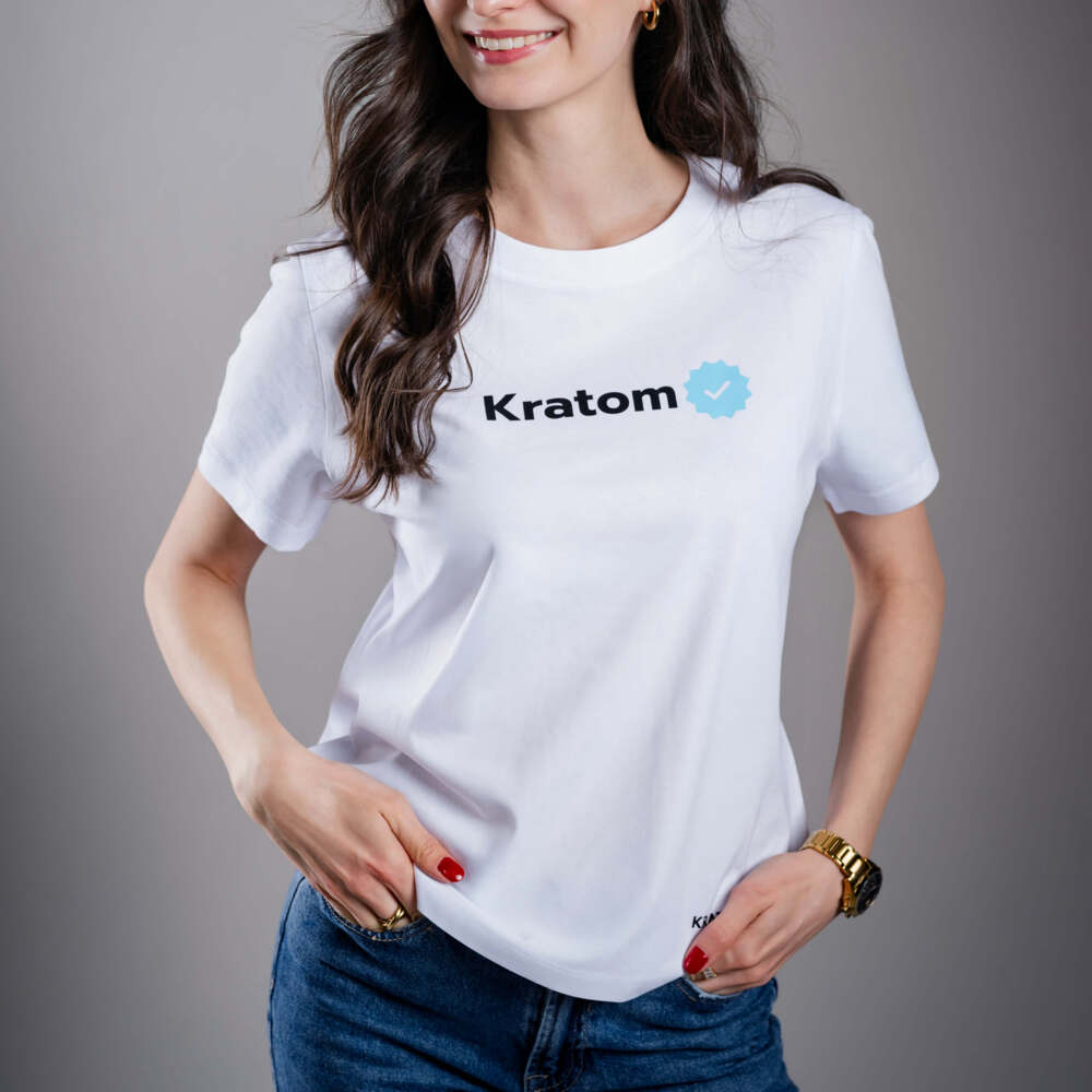 Kratom World Damen T-Shirt mit dem Motiv „Kratom Verified“ – originaler Merch für Kratom-Liebhaber und Fans der Marke Kratom World, stilvolles Streetwear-Design mit auffälligem Druck, bequemes T-Shirt für den täglichen Gebrauch, ideal für die Stadt, Events oder als Sammlerstück für die Kratom-Community