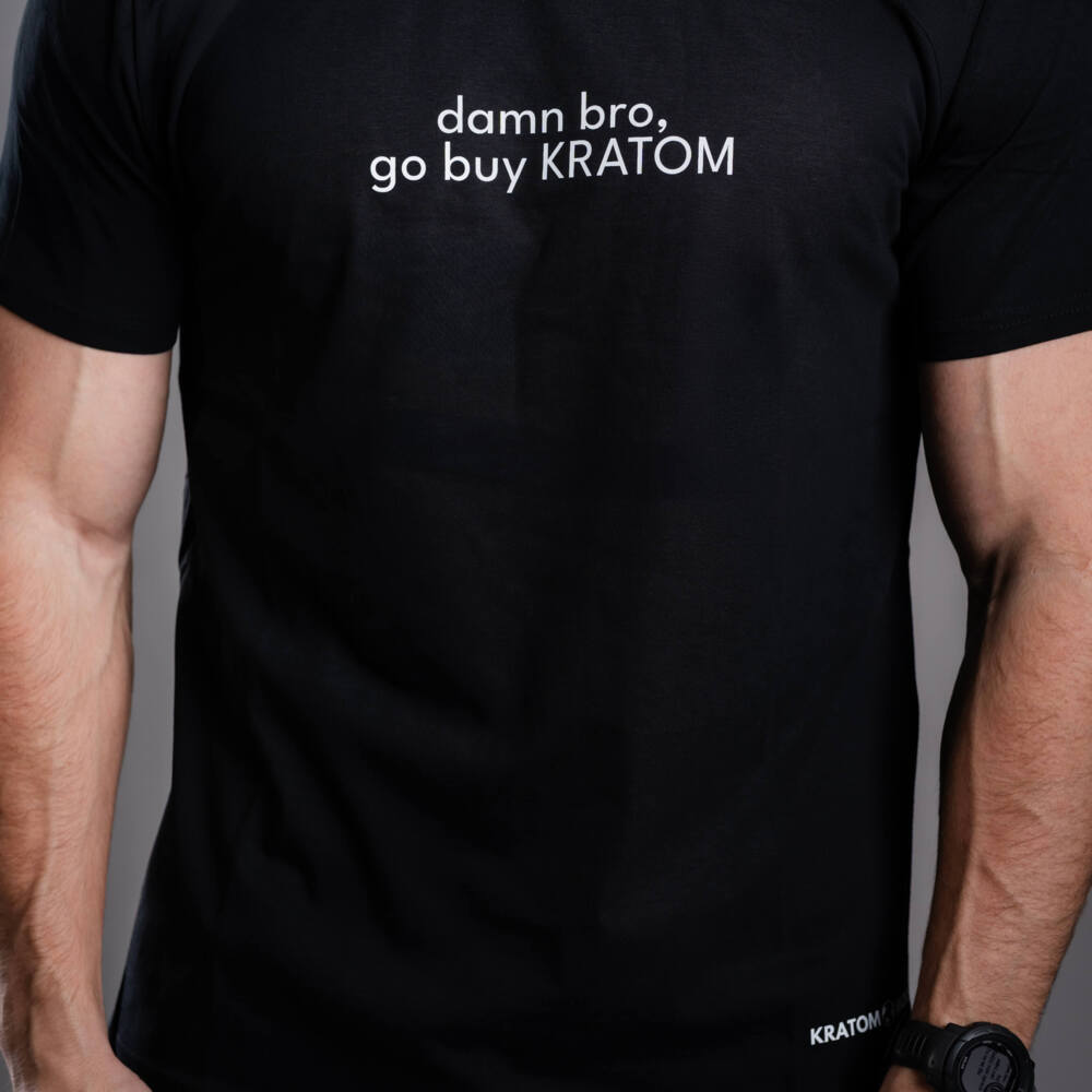 Kratom World Herren T-Shirt mit dem Motiv „damn bro, go buy KRATOM” – originaler Merch für Kratom-Liebhaber und Fans der Marke Kratom World, stilvolles Streetwear-Design mit auffälligem Druck, bequemes T-Shirt für den täglichen Gebrauch, ideal für die Stadt, Events oder als Sammlerstück für die Kratom-Community, Logo-Detail-black