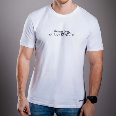 Kratom World Herren T-Shirt mit dem Motiv „damn bro, go buy KRATOM” – originaler Merch für Kratom-Liebhaber und Fans der Marke Kratom World, stilvolles Streetwear-Design mit auffälligem Druck, bequemes T-Shirt für den täglichen Gebrauch, ideal für die Stadt, Events oder als Sammlerstück für die Kratom-Community