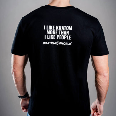 Herren T-Shirt Kratom World mit dem Motiv „I like Kratom more than I like people.” – originaler Merch für Kratom-Liebhaber und Fans der Marke Kratom World, stilvolles Streetwear-Design mit auffälligem Druck, bequemes T-Shirt für den täglichen Gebrauch, ideal für die Stadt, Events oder als Sammlerstück für die Kratom-Community, Rückseite-black