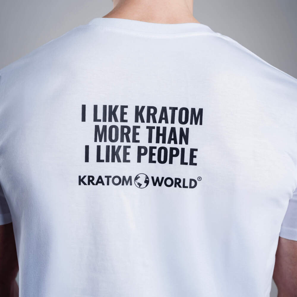 Herren T-Shirt Kratom World mit dem Motiv „I like Kratom more than I like people.” – originaler Merch für Kratom-Liebhaber und Fans der Marke Kratom World, stilvolles Streetwear-Design mit auffälligem Druck, bequemes T-Shirt für den täglichen Gebrauch, ideal für die Stadt, Events oder als Sammlerstück für die Kratom-Community, Nahaufnahme