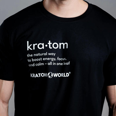 Herren T-Shirt Kratom World mit dem Motiv „Kratom – The Natural Way.” – originaler Merch für Kratom-Liebhaber und Fans der Marke Kratom World, stilvolles Streetwear-Design mit auffälligem Druck, bequemes T-Shirt für den täglichen Gebrauch, ideal für die Stadt, Events oder als Sammlerstück für die Kratom-Community, Nahaufnahme-black