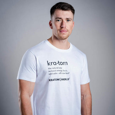 Herren T-Shirt Kratom World mit dem Motiv „Kratom – The Natural Way.” – originaler Merch für Kratom-Liebhaber und Fans der Marke Kratom World, stilvolles Streetwear-Design mit auffälligem Druck, bequemes T-Shirt für den täglichen Gebrauch, ideal für die Stadt, Events oder als Sammlerstück für die Kratom-Community, Logo-Detail