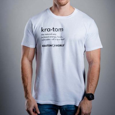 Herren T-Shirt Kratom World mit dem Motiv „Kratom – The Natural Way.” – originaler Merch für Kratom-Liebhaber und Fans der Marke Kratom World, stilvolles Streetwear-Design mit auffälligem Druck, bequemes T-Shirt für den täglichen Gebrauch, ideal für die Stadt, Events oder als Sammlerstück für die Kratom-Community