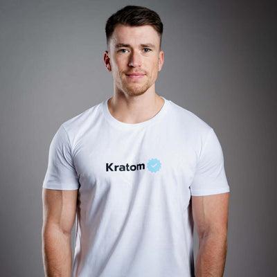 Kratom World Herren T-Shirt mit dem Motiv „Kratom Verified“ – originaler Merch für Kratom-Liebhaber und Fans der Marke Kratom World, stilvolles Streetwear-Design mit auffälligem Druck, bequemes T-Shirt für den täglichen Gebrauch, ideal für die Stadt, Events oder als Sammlerstück für die Kratom-Community