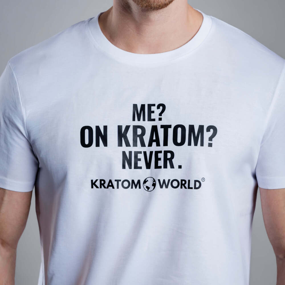 Kratom World Herren-T-Shirt mit dem Motiv „Me? On Kratom? Never.“ – originelles Merch für Kratom-Liebhaber und Fans der Marke Kratom World, stylisches Streetwear-Design mit auffälligem Print, bequemes T-Shirt für den Alltag, ideal für die Stadt, Events oder als Sammlerstück für die Kratom-Community, Nahaufnahme