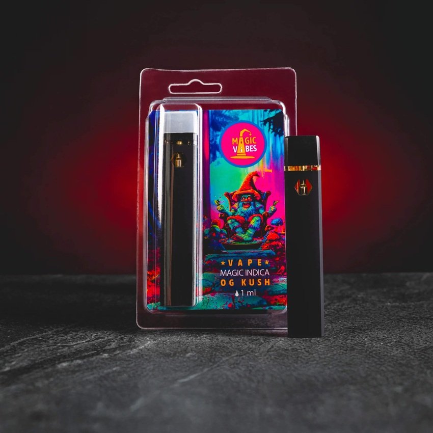 Magic Mix Vape OG Kush – Einweg-Vape-Stift mit innovativen Cannabinoiden und dem legendären OG Kush-Geschmack für ein authentisches Entspannungserlebnis. kratom world magic mix vaporizer vape kratomworld verkauf disposable vape pen with innovative cannabinoids and the legendary OG Kush flavor for an authentic relaxation experience. kratom world magic mix vaporizer vape bolígrafo vape desechable premium con cannabinoides innovadores en cuatro sabores: Lychee, Blueberry OG, Gelato y OG Kush para máxima relaja