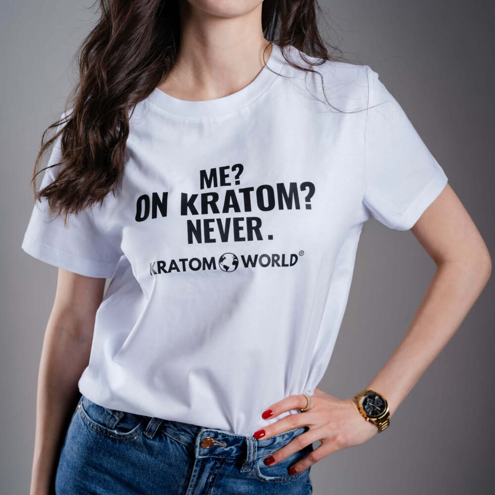 Damen T-Shirt Kratom World mit dem Motiv „Me? On Kratom? Never.“ – originaler Merch für Kratom-Liebhaber und Fans der Marke Kratom World, stilvolles Streetwear-Design mit auffälligem Druck, bequemes T-Shirt für den täglichen Gebrauch, ideal für die Stadt, Events oder als Sammlerstück für die Kratom-Community, Nahaufnahme