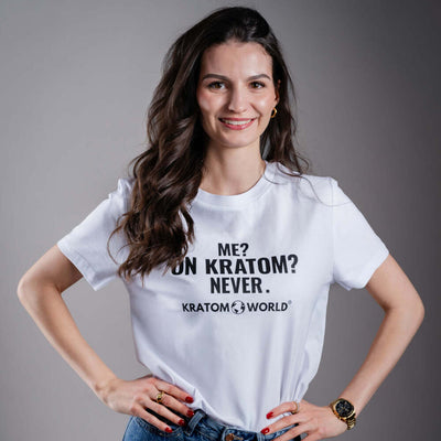 Damen T-Shirt Kratom World mit dem Motiv „Me? On Kratom? Never.“ – originaler Merch für Kratom-Liebhaber und Fans der Marke Kratom World, stilvolles Streetwear-Design mit auffälligem Druck, bequemes T-Shirt für den täglichen Gebrauch, ideal für die Stadt, Events oder als Sammlerstück für die Kratom-Community