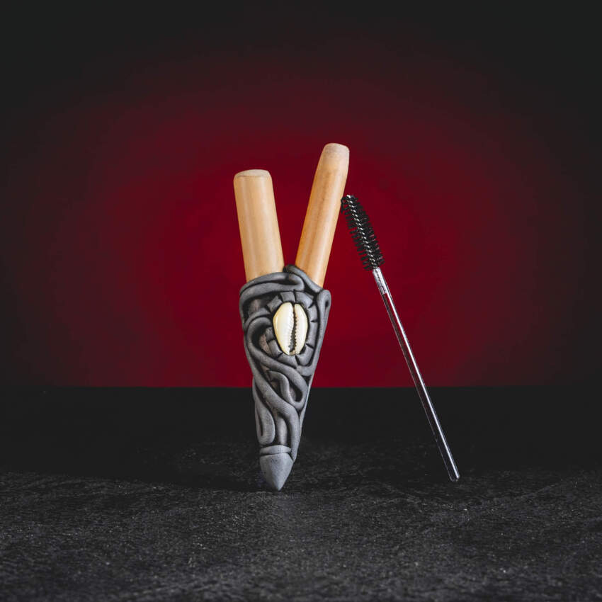 Traditionelles Bambus-Kuripe Senna Shell von Kratom World zur rituellen Anwendung von heiligem Rapé. Dieses einfache V-förmige Blasrohr besteht aus nachhaltigem Naturbambus und ist mit widerstandsfähigem Harz verstärkt, um maximale Lebensdauer zu gewährleisten. Ideale Wahl für Einsteiger, die ein funktionales, preiswertes und ästhetisch klares Kuripe für häusliche Meditationspraxis, Atemübungen und spirituelle Rituale suchen.