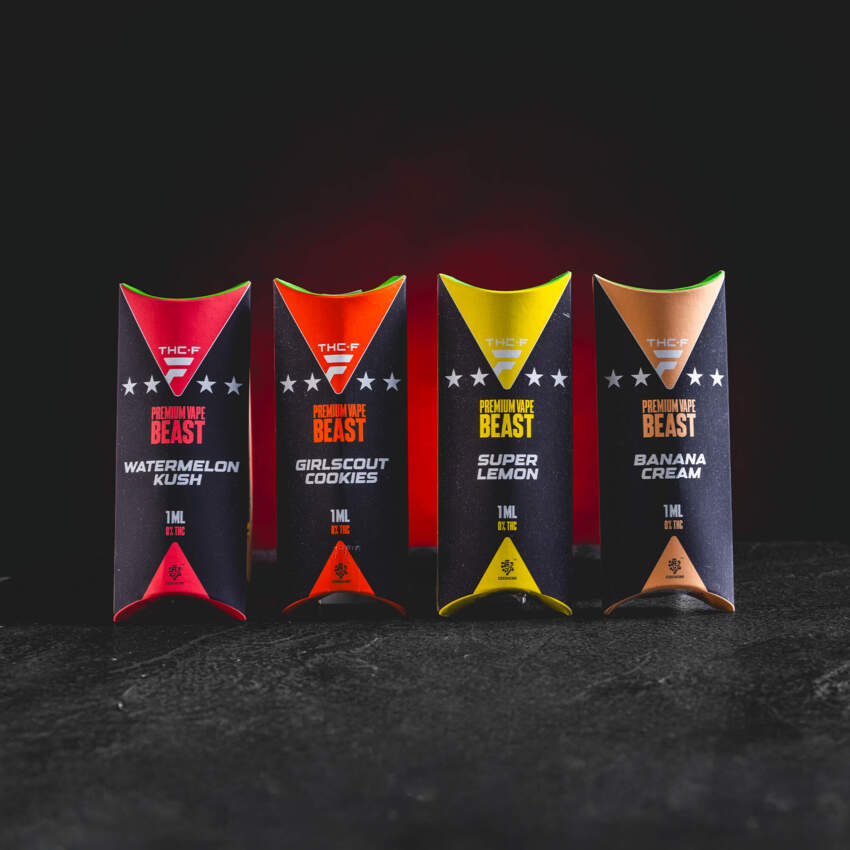 THF BEAST Einweg-Vapes – komplette Kollektion der Sorten Banana Cream, Girlscout Cookies, Super Lemon und Watermelon Kush, neue Vape-Generation mit premium THF-Formel, sativa-inspiriertem energetischem und euphorischem Sammlereffekt und stilvollem Design. Moderne THF-cannabinoïde met sativa-selectief profiel zorgt voor een helder euforisch verzameleffect en consistente prestaties zonder zwaarte El moderno cannabinoide THF con perfil selectivo sativa proporciona un efecto de colección eufórico claro y un ren